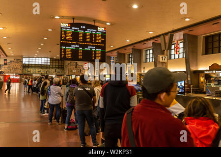 Montréal, Canada - 22 juin 2019 : personnes en attente d'embarquement à la gare centrale de Montréal. Banque D'Images