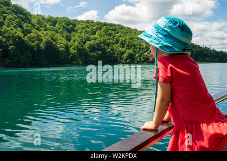 3 ans, à la recherche sur la rambarde d'une croisière ferry sur le lac Kozjak au parc national des Lacs de Plitvice, Plitvice, Croatie