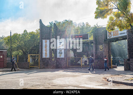 STANDERTON, AFRIQUE DU SUD - 2 mai 2019 : Entrée de la Standerton High School, à Standerton, dans la province du Mpumalanga Banque D'Images