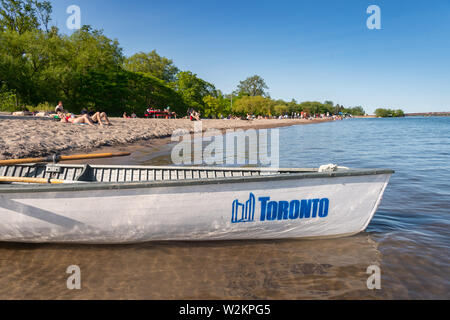 Toronto, CA - 23 juin 2019 : petit bateau avec le logo de la ville de Toronto s'amarre à l'îlot central. Banque D'Images