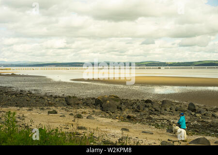 À l'estuaire de la Forth à Cramond avec l'ancien sous-marin de la Seconde Guerre mondiale Deux défenses visible à marée basse, Édimbourg, Écosse, Royaume-Uni. Banque D'Images