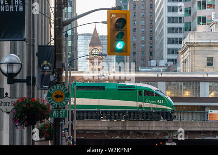 Toronto, CA - 22 juin 2019 : Photo d'un train vert GO Transit vu de Bay Street. Banque D'Images