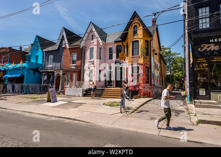 Toronto, Canada - 23 juin 2019 : façades colorées sur Kensington Avenue dans le quartier de Kensington Banque D'Images