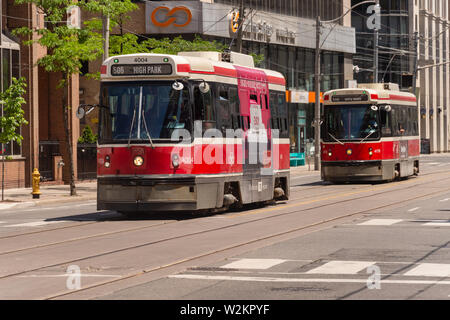 Toronto, Canada - 22 juin 2019 : voiture de rue au centre-ville de Toronto passe rue College Banque D'Images