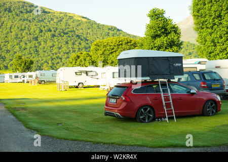 L'équipement de camping peu orthodoxes sur le toit d'une voiture, en Écosse, au Royaume-Uni. Banque D'Images