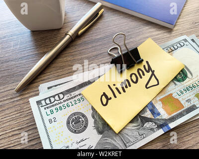 Paiements de pension alimentaire. Pile de dollars avec l'argent de la pension alimentaire et de la signer. Divorce et séparation concept Banque D'Images