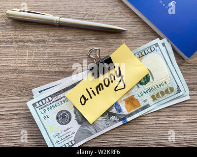 Paiements de pension alimentaire. Pile de dollars avec l'argent de la pension alimentaire et de la signer. Divorce et séparation concept Banque D'Images
