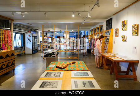 Les touristes dans la boutique cadeaux de l'Te Ara Musée de l'entreprise culturelle, Muri, Rarotonga, îles Cook, Polynésie Française Banque D'Images