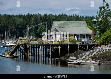 Un quai de homard empilés avec des pièges et des engins de pêche dans le petit village de Port confortable à Southport, à Boothbay, Maine. Banque D'Images