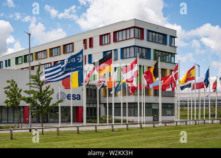 Je vois des drapeaux à l'extérieur de l'Agence spatiale européenne s'appuyant sur le Campus d'Harwell, Oxfordshire, UK Banque D'Images