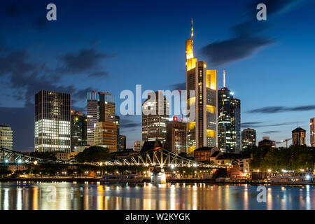 Francfort, Allemagne. Juillet 2019. l'horizon de la ville dans le contexte de la rivière Main dans la nuit Banque D'Images