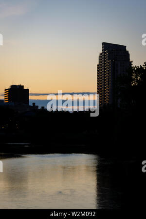 Lever du soleil et silhouettes sans personne le matin en milieu de semaine à London, Ontario Canada Banque D'Images