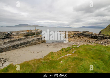 Port sur Wild Atlantic Way Ireland, à gauche est Clare Island à Clew Bay, County Mayo, Irlande, vue de Roonagh Pier près de Louisburgh. . Banque D'Images