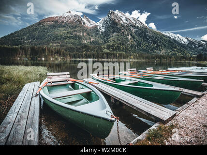 Soirée magnifique vue sur le lac Hintersee avec bateaux amarrés sur le premier plan et une montagne ensoleillée hills sur arrière-plan. Emplacement : resort Ramsau, National pa Banque D'Images