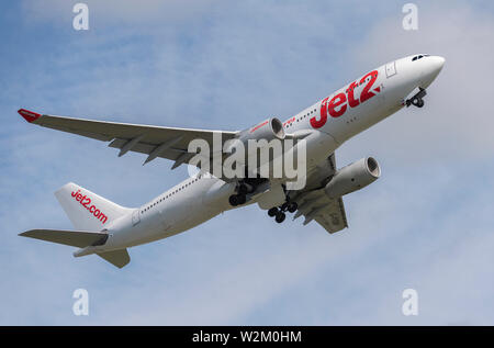 Un Jet2 Airbus A330-200 décolle de l'Aéroport International de Manchester (usage éditorial uniquement) Banque D'Images