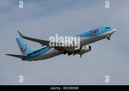 Un Boeing 737-800 de TUI décolle de l'Aéroport International de Manchester (usage éditorial uniquement) Banque D'Images