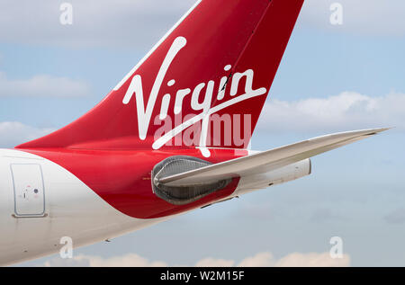 La tailfin d'un avion Virgin Atlantic roulait le long de la piste à l'aéroport de Manchester. Banque D'Images