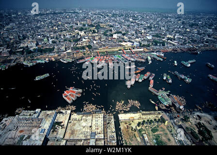 Bien qu'un grand fleuve dans son propre droit, le Buriganga, est l'une des nombreuses rivières qui le lien avec le Brahmapoutre. De nombreux bateaux à passagers quitter pour Shadarghat, une importante rivière de Chandpur junction dans le pays. Banque D'Images