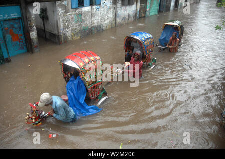 L'eau connecté de personnalités assassinées road, dans la ville de Dhaka, après de fortes pluies pendant la mousson. Le Bangladesh. 22 juillet 2007. Banque D'Images