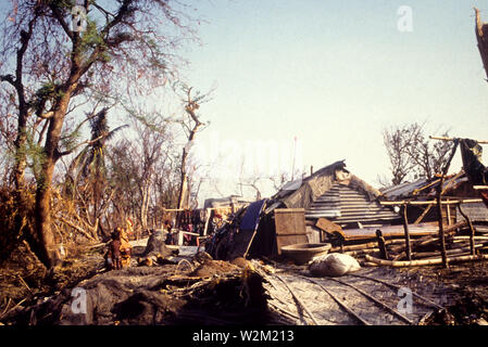 Une maison rurale ravagé par le violent cyclone de 1991, dans la région de Anwara, Chittagong, Bangladesh. 1991. Le cyclone de 1991 a été l'un des plus meurtriers sur les cyclones tropicaux qui a frappé le Bangladesh. Le cyclone a frappé le sud-est du district de Chittagong, dans la nuit du 29 avril avec des vents autour de 250 kilomètres par heure. Il y a eu une onde de tempête de 6 mètres sur une vaste zone, tuant au moins 138 000 personnes et laissant pas moins de 10 millions de sans-abri. Source : www.wikipedia.com Banque D'Images