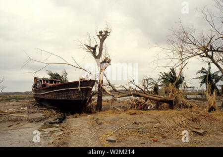 Signes d'un cyclone déchaînés, dans Patenga, Chittagong, Bangladesh. 1991. Le cyclone de 1991 a été l'un des plus meurtriers sur les cyclones tropicaux qui a frappé le Bangladesh. Le cyclone a frappé le sud-est du district de Chittagong, dans la nuit du 29 avril avec des vents autour de 250 kilomètres par heure. Il y a eu une onde de tempête de 6 mètres sur une vaste zone, tuant au moins 138 000 personnes et faisant plus de 10 millions de sans-abri. Source : www.wikipedia.com Banque D'Images
