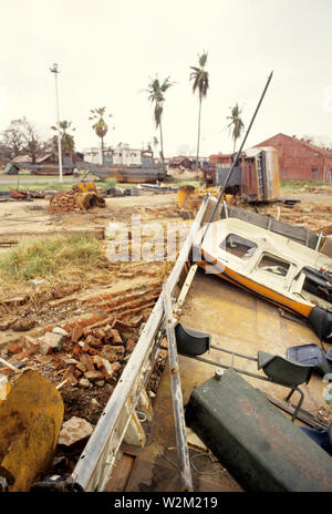 Signes d'un cyclone déchaînés, dans Patenga, Chittagong, Bangladesh. 1991. Le cyclone de 1991 a été l'un des plus meurtriers sur les cyclones tropicaux qui a frappé le Bangladesh. Le cyclone a frappé le sud-est du district de Chittagong, dans la nuit du 29 avril avec des vents autour de 250 kilomètres par heure. Il y a eu une onde de tempête de 6 mètres sur une vaste zone, tuant au moins 138 000 personnes et faisant plus de 10 millions de sans-abri. Source : www.wikipedia.com Banque D'Images