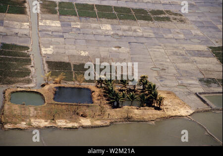 Une vue aérienne du cyclone a balayé les domaines de l'upazila de Maheshkhali, district de Cox's Bazar, sous la division de Chittagong, au Bangladesh. 1991. Le cyclone de 1991 a été l'un des plus meurtriers sur les cyclones tropicaux qui a frappé le Bangladesh. Le cyclone a frappé le sud-est du district de Chittagong, dans la nuit du 29 avril avec des vents autour de 250 kilomètres par heure. Il y a eu une onde de tempête de 6 mètres sur une vaste zone, tuant au moins 138 000 personnes et laissant pas moins de 10 millions de sans-abri. Source : www.wikipedia.com Banque D'Images