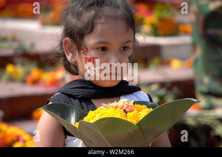 Une petite fille est venue pour rendre hommage aux martyrs du mouvement en 1952, à la central Shaheed Minar, à Dhaka, sur 'la Journée internationale de la langue maternelle' ; le 21 février 2008. Le Bangladesh. Banque D'Images