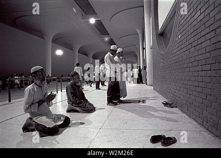 Abdul Malek va travailler à Tripoli en Libye. Le jour avant son départ, la famille des camps à l'extérieur de l'aéroport. La nuit, ils prier pour sa sécurité en voyage. Dhaka, Bangladesh. 1996. Une partie de l'âme migrants projet, une tentative de comprendre les rêves et les réalités du peuple. www.migrantsoul.net migrants bangladais Banque D'Images