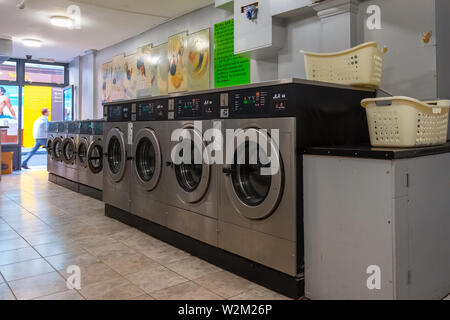 Londres, Royaume-Uni - 19 mai 2018 : les blanchisseries de pièce et d'un sèche-linge en libre-service launderlette Banque D'Images