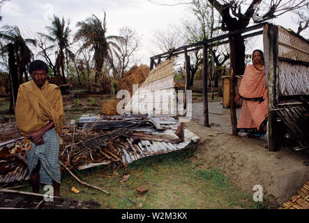 Un cyclone de la famille touchée, dans Banshkhali, Chittagong, Bangladesh. 1991. Le cyclone de 1991 a été l'un des plus meurtriers sur les cyclones tropicaux qui a frappé le Bangladesh. Le cyclone a frappé le sud-est du district de Chittagong, dans la nuit du 29 avril avec des vents autour de 250 kilomètres par heure. Il y a eu une onde de tempête de 6 mètres sur une vaste zone, tuant au moins 138 000 personnes et laissant pas moins de 10 millions de sans-abri. Source : www.wikipedia.com Banque D'Images
