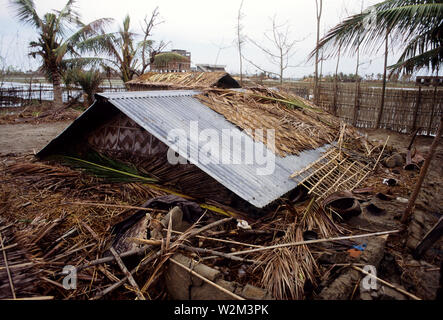 Les débris d'un tombée home, frappés par le cyclone de 1991, dans Banshkhali, Chittagong, Bangladesh. 1991. Le cyclone de 1991 a été l'un des plus meurtriers sur les cyclones tropicaux qui a frappé le Bangladesh. Le cyclone a frappé le sud-est du district de Chittagong, dans la nuit du 29 avril avec des vents autour de 250 kilomètres par heure. Il y a eu une onde de tempête de 6 mètres sur une vaste zone, tuant au moins 138 000 personnes et faisant plus de 10 millions de sans-abri. Chittagong, Bangladesh. 1991. Source : www.wikipedia.com Banque D'Images