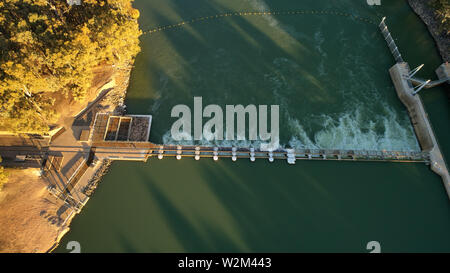 Antenne de basse altitude de la Wentworth Weir, de l'autre côté de la rivière Murray, juste en aval de la jonction des rivières Murray et Darling. Banque D'Images