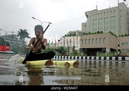 Un garçon radeaux, au bord de l'eau connecté Minto Road, en face de l'hôtel Sheraton, à Dhaka, au Bangladesh. L'année 2007. Banque D'Images