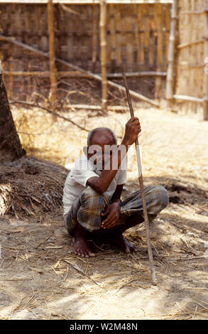 Un homme âgé, survivant de l'cyclone de 1991. Le cyclone de 1991 a été l'un des plus meurtriers sur les cyclones tropicaux qui a frappé le Bangladesh. Le cyclone a frappé le sud-est du district de Chittagong, dans la nuit du 29 avril avec des vents autour de 250 kilomètres par heure. Il y a eu une onde de tempête de 6 mètres sur une vaste zone, tuant au moins 138 000 personnes et faisant plus de 10 millions de sans-abri. Chittagong, Bangladesh. 1991. Source : www.wikipedia.com Banque D'Images