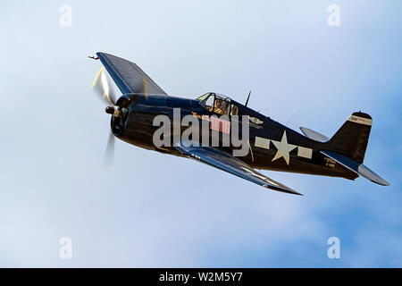 Airplane Grumman F6F Hellcat WWII fighter voler à un spectacle aérien de la Californie Banque D'Images