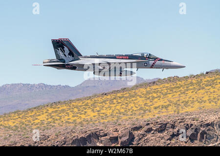 Avion de chasse à réaction F-18 volant à Star Wars Canyon à Death Valley, Californie Banque D'Images