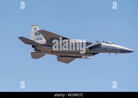 Jet F-15 Eagle flying de chasse militaires au-dessus du désert californien Banque D'Images