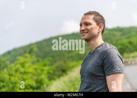 Les jeunes touristes heureux homme debout dans Shenandoah Blue Ridge appalaches sur Skyline drive Stoney donnent sur l'Homme Banque D'Images