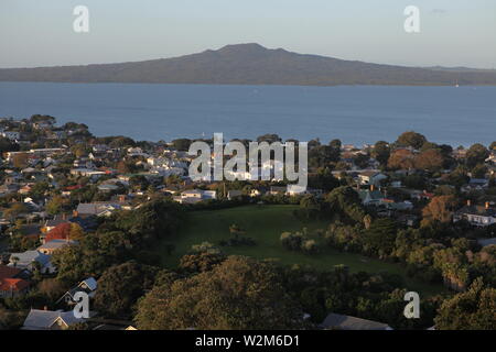 Sur le volcan Rangitoto emblématique de l'île de Rangitoto. Photo prise à partir de tje North Shore, Auckland, Nouvelle-Zélande. Dans l'avant-plan, Côte-Nord. Banque D'Images