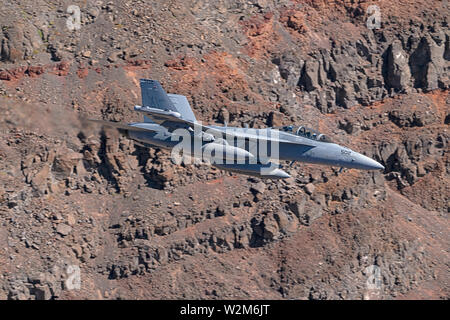 Avion de chasse à réaction F-18 volant à Star Wars Canyon à Death Valley, Californie Banque D'Images