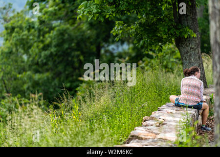 Elkton, USA - 1 juin 2019 : personne assise par Shenandoah Blue Ridge appalaches sur Skyline drive surplombent en Virginie Banque D'Images