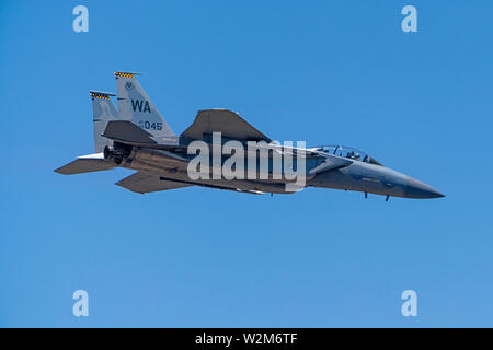 Jet F-15 Eagle flying de chasse militaires au-dessus du désert californien Banque D'Images