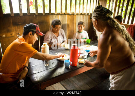 Petit-déjeuner en famille, Santa Maria, Cuieiras River Ranch, Manaus, Amazonie, Brésil, Amazonas Banque D'Images