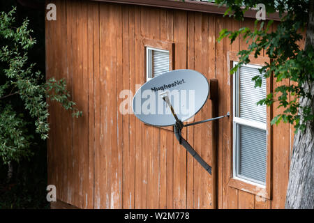 Knoxville, États-Unis - 2 juin 2019 : retro vintage rustique maison en bois home building avec windows en campagne et HughesNet antenne Satellite au Tennessee Banque D'Images