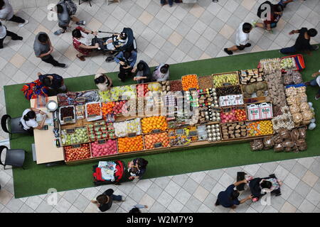 Jul 6, 2019 Les gens qui achètent des fruits au Power Plant mall, Makati City, Philippines Banque D'Images