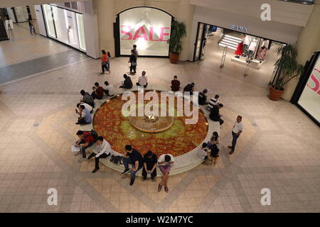 Jul 6, 2019 personnes en attente au Power Plant Mall, Makati City, Philippines Banque D'Images