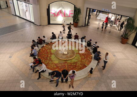 Jul 6, 2019 personnes en attente au Power Plant Mall, Makati City, Philippines Banque D'Images