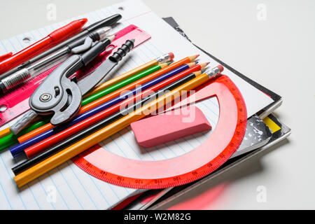 Les fournitures scolaires sur un fond blanc Banque D'Images