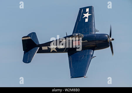 Airplane Grumman F6F Hellcat WWII fighter voler à un spectacle aérien de la Californie Banque D'Images